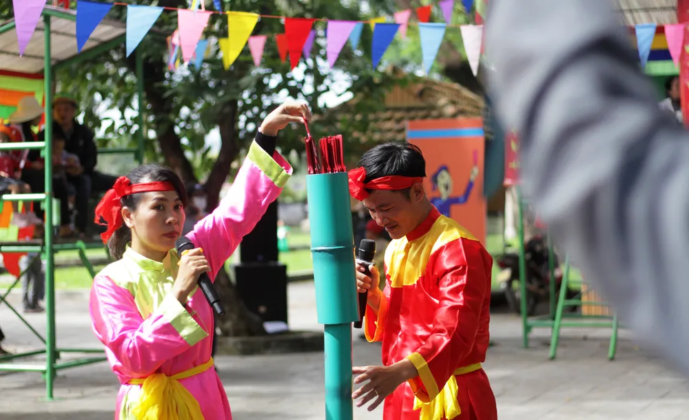 Người dân, du khách tham gia phần hội đánh bài chòi