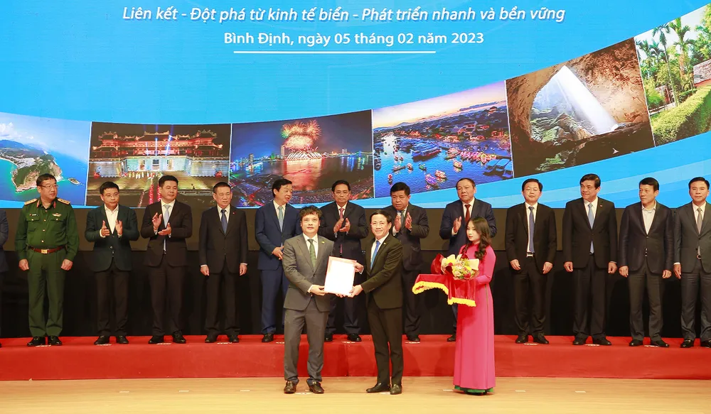 Trao thỏa thuận hợp tác, ghi nhớ đầu tư tại hội nghị