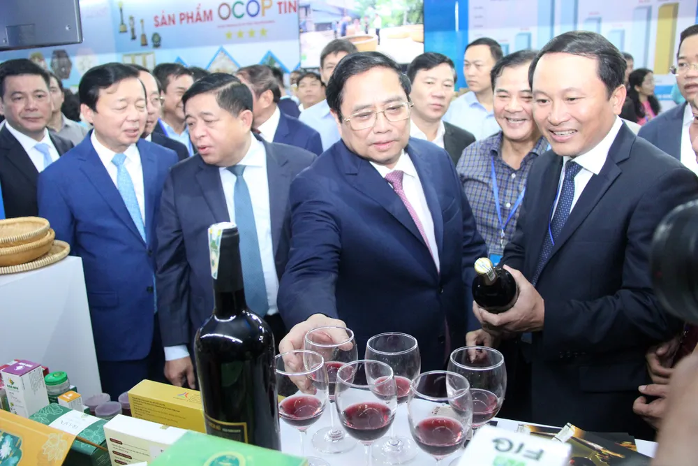 Thủ tướng sử dụng các sản phẩm OCOP của các địa phương trưng bày tại hội nghị