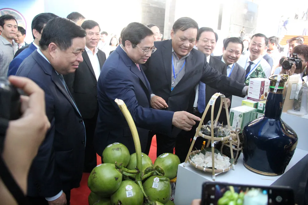 Thủ tướng thăm khu trưng bày, giới thiệu sản phẩm OCOP các tỉnh miền Trung