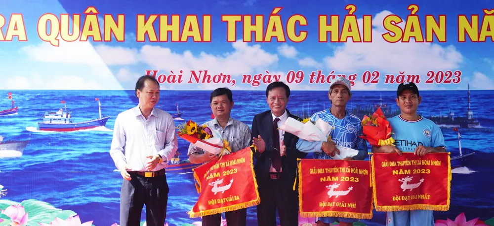 Trao giải đua thuyền hướng ứng ngày hội ra quân