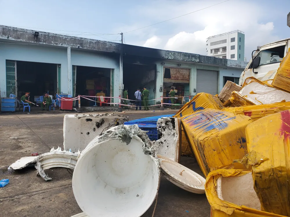 Hiện trường đám cháy nhiều vật dụng đồ nhựa, thùng xốp bán hải sản bị cháy Hiện trường đám cháy nhiều vật dụng đồ nhựa, thùng xốp bán hải sản bị cháy