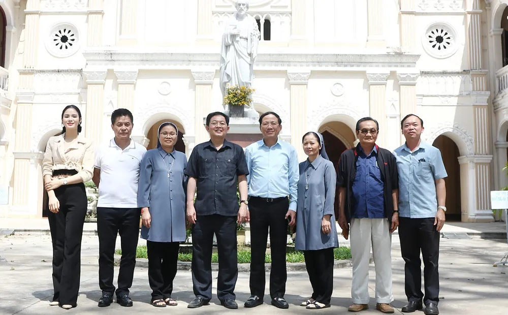 Đoàn khảo sát của lãnh đạo Tỉnh ủy Bình Định đến Tiểu chủng viện Làng Sông