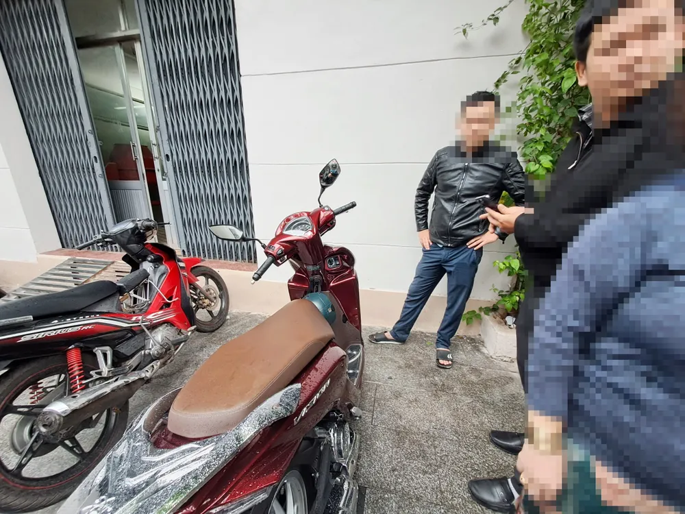 Tại hiện trường chiếc xe máy bị bắn thủng lổ nhỏ