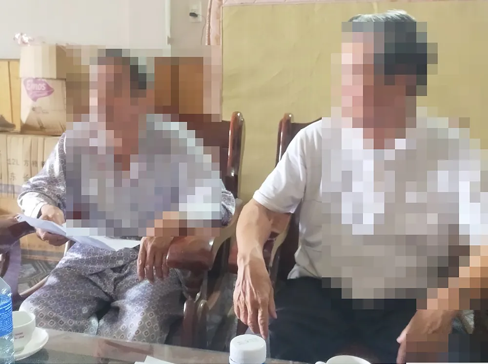 Các vị hưu trí ở xã Tây Giang trình bày sự việc với báo chí