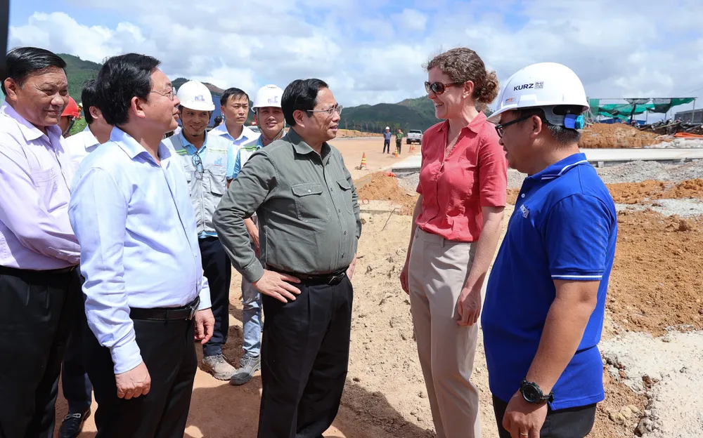 Thủ tướng Chính phủ Phạm Minh Chính cùng các đồng chí lãnh đạo tỉnh Bình Định thăm, trao đổi, động viên đại diện doanh nghiệp Đức đang đầu tư tại tỉnh hôm đầu tháng 2-2023