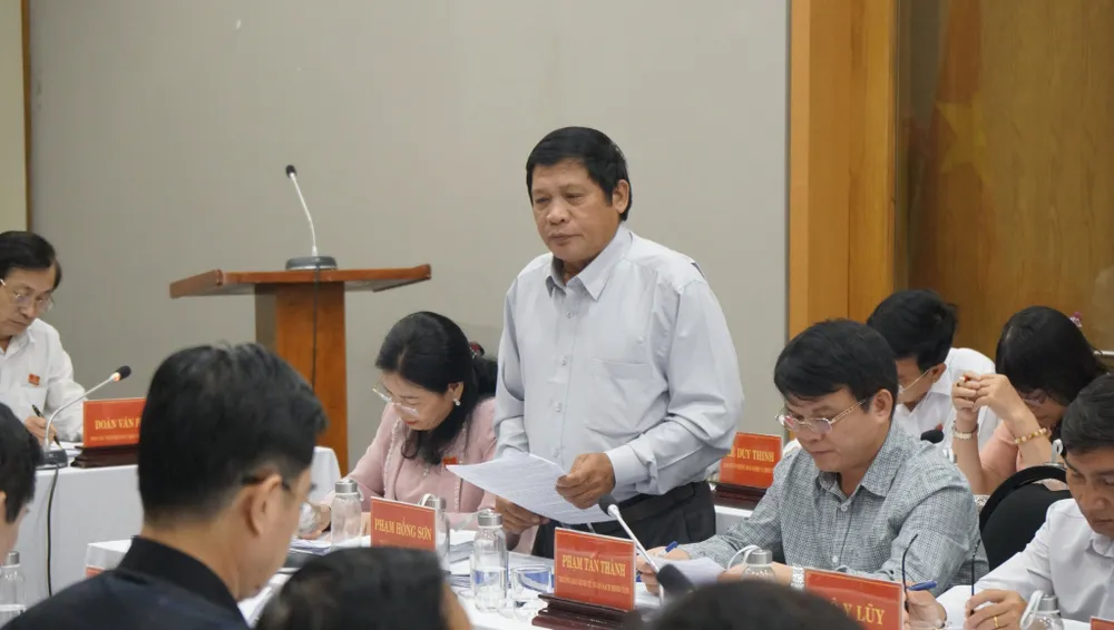 Đại diện HĐND tỉnh Bình Định trình bày thảo luận