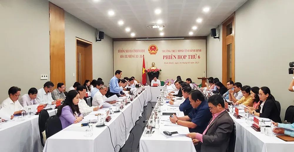 Các đại diện, lãnh đạo sở ban ngành giải trình, báo cáo giải ngân vốn thực hiện Chương trình mục tiêu quốc gia