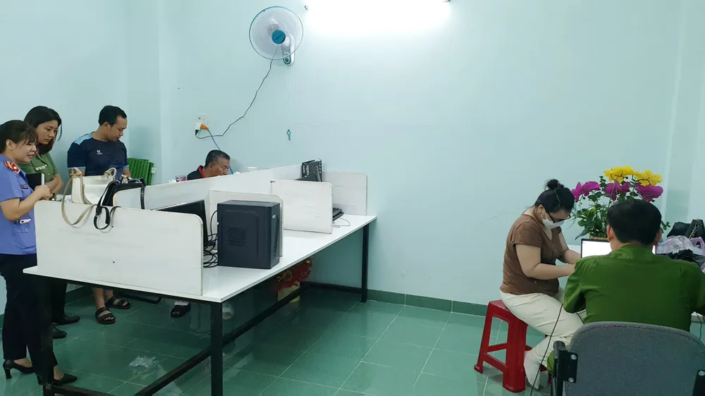 Tại nơi làm việc, thực hiện hành vi lừa đảo của các đối tượng Tại nơi làm việc, thực hiện hành vi lừa đảo của các đối tượng