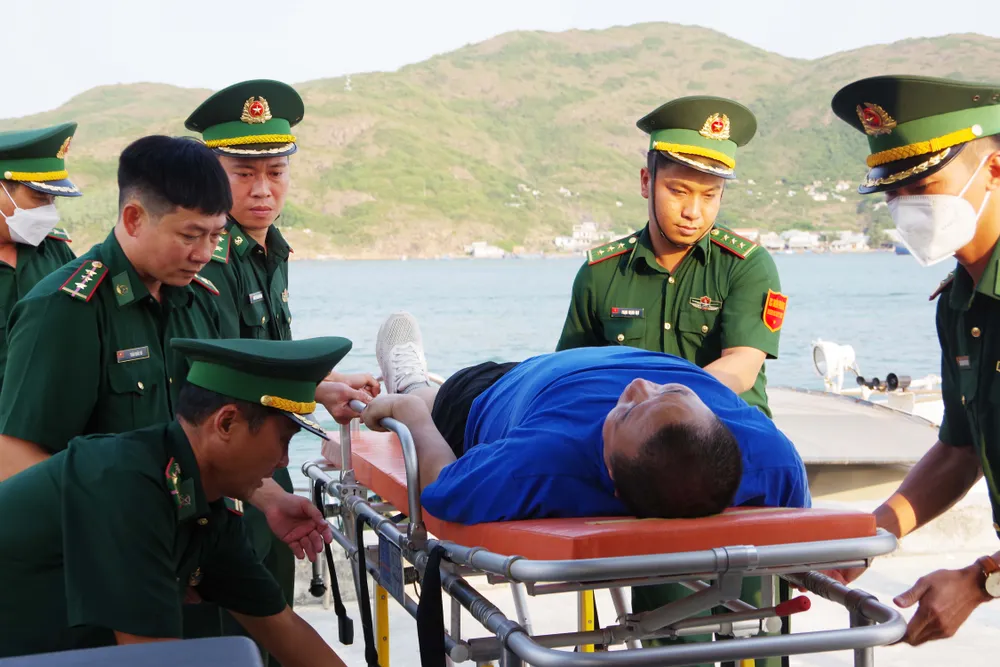 Lực lượng chức năng đang hỗ trợ đưa ông Liu Aihua đi cấp cứu Lực lượng chức năng đang hỗ trợ đưa ông Liu Aihua đi cấp cứu