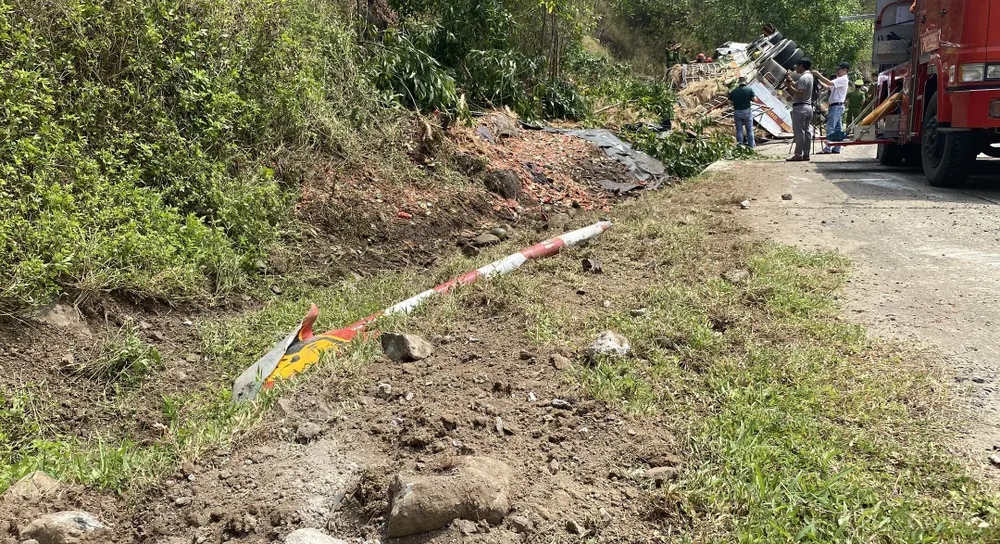 Vết trượt kéo dài sau khi xe tải bị lật Vết trượt kéo dài sau khi xe tải bị lật