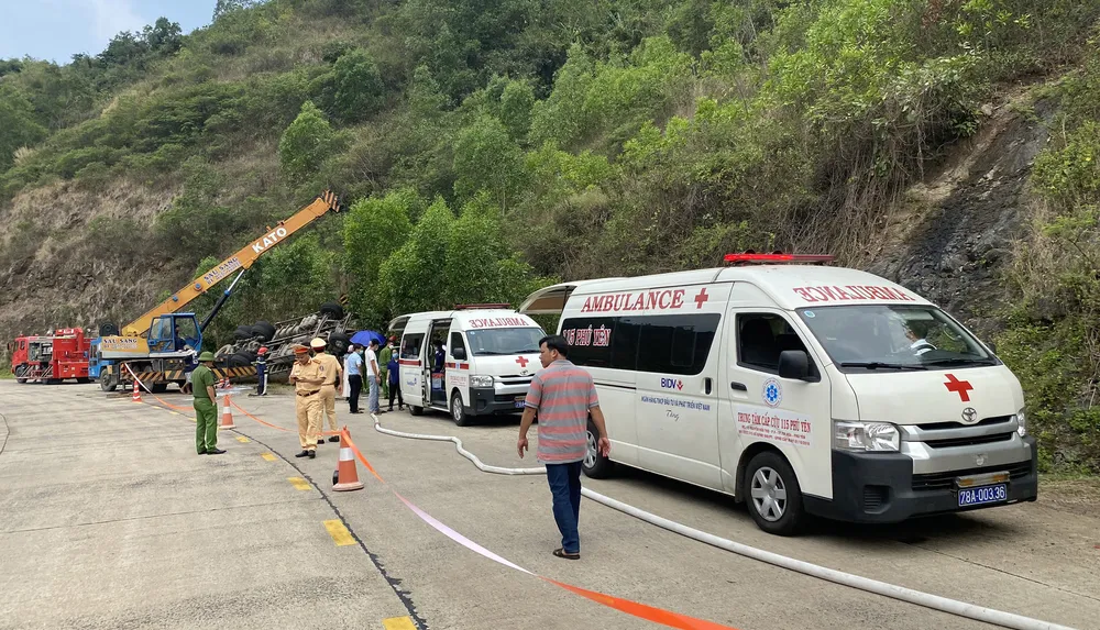 Xe cấp cứu đến hiện trường hỗ trợ các nạn nhân Xe cấp cứu đến hiện trường hỗ trợ các nạn nhân