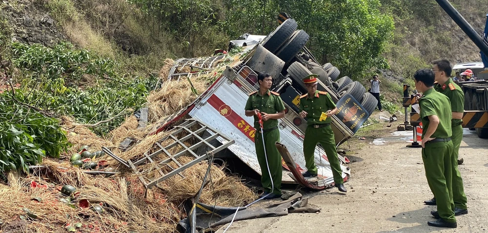 Vụ lật xe chở dưa hấu, 9 người thương vong: Không tìm được "cửa thoát", tài xế chọn lao vào vách núi