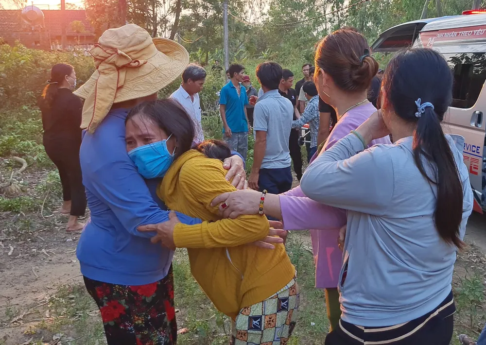 Vợ anh Lĩnh - chị Nguyễn Thị Tuyết đau đớn trước cái chết chồng