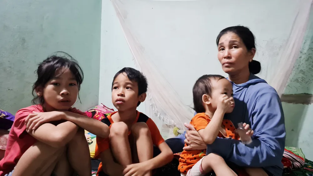 Bà Nguyễn Thị Thảnh bên 3 đứa con của anh Lĩnh