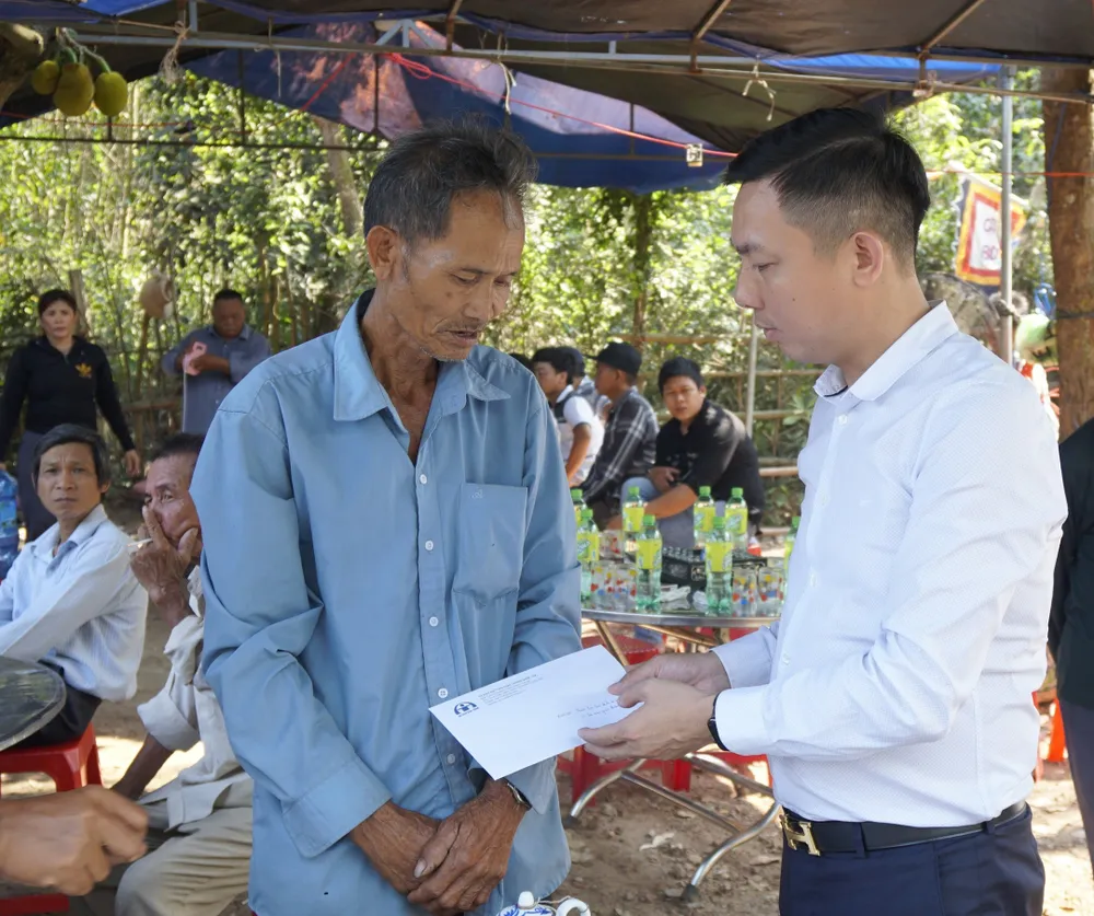 Đại diện Ủy ban ATGT Quốc gia thăm hỏi, hỗ trợ gia đình nạn nhân tử vong Đại diện Ủy ban ATGT Quốc gia thăm hỏi, hỗ trợ gia đình nạn nhân tử vong