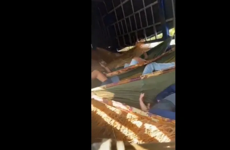 Những người thợ bốc dưa mắc võng nằm trong xe tải. Ảnh CSGT tỉnh Bình Định Những người thợ bốc dưa mắc võng nằm trong xe tải. Ảnh CSGT tỉnh Bình Định