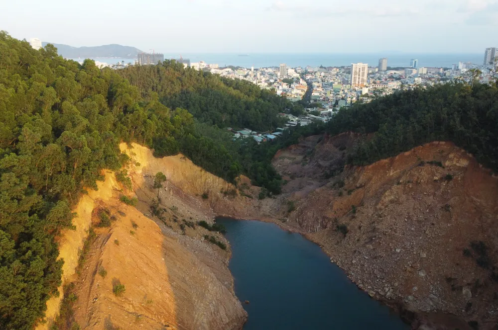 Hiện trường dự án cắt dọc ngọn núi Bà Hỏa Hiện trường dự án cắt dọc ngọn núi Bà Hỏa