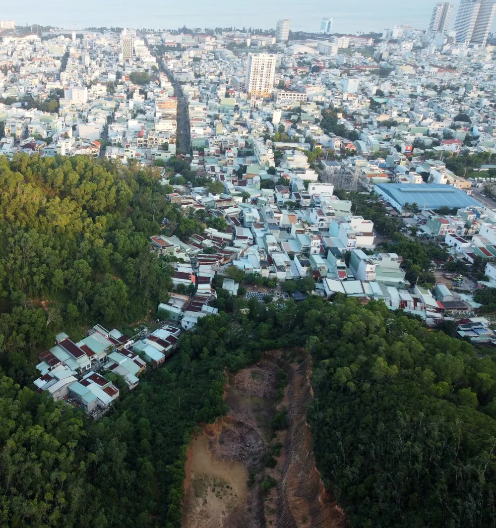 Đô thị Quy Nhơn còn hàng ngàn hộ dân sống chen chúc ở các hóc hẻm, lưng núi Đô thị Quy Nhơn còn hàng ngàn hộ dân sống chen chúc ở các hóc hẻm, lưng núi