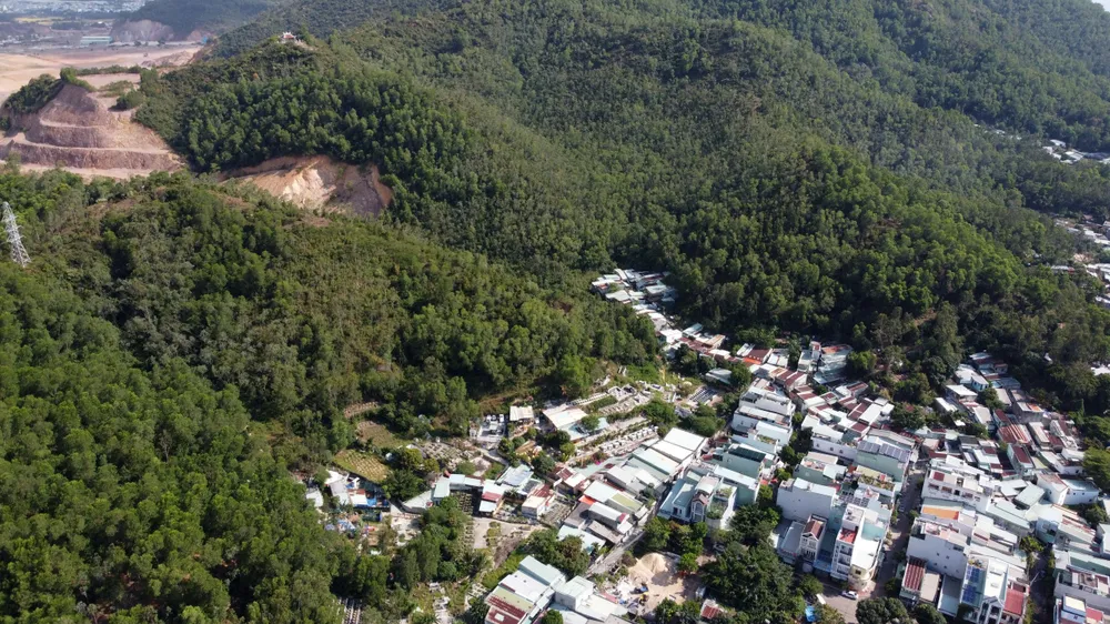 Cảnh người dân sống dày kín sát vách núi Bà Hỏa Cảnh người dân sống dày kín sát vách núi Bà Hỏa