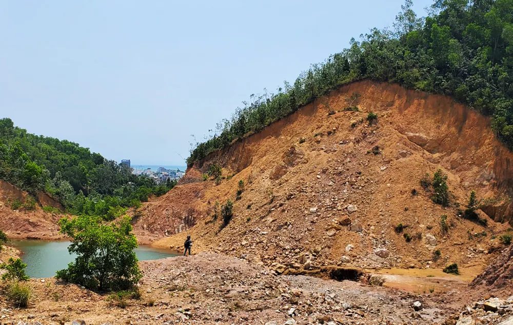 Một mảng núi đã được đào cắt hình thành dự án đang có dấu hiệu sạt trượt lở đất Một mảng núi đã được đào cắt hình thành dự án đang có dấu hiệu sạt trượt lở đất