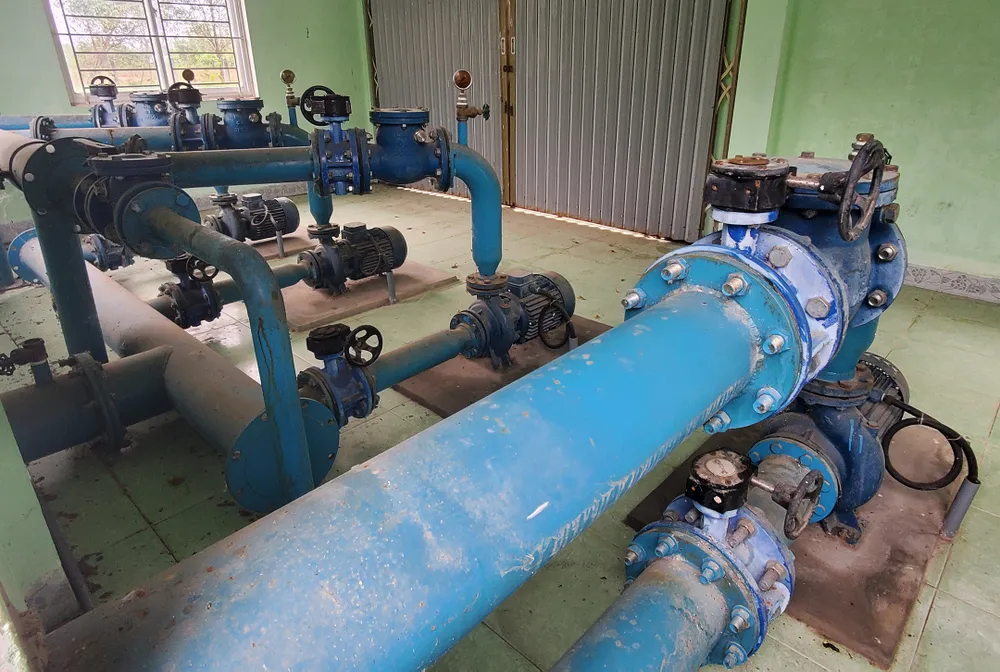 Máy móc phủ bụi hoang hóa bên trong nhà máy nước sạch Vân Canh