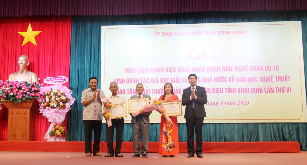 Lãnh đạo tỉnh Bình Định trao quyết định phong tặng danh hiệu Nghệ nhân nhân dân