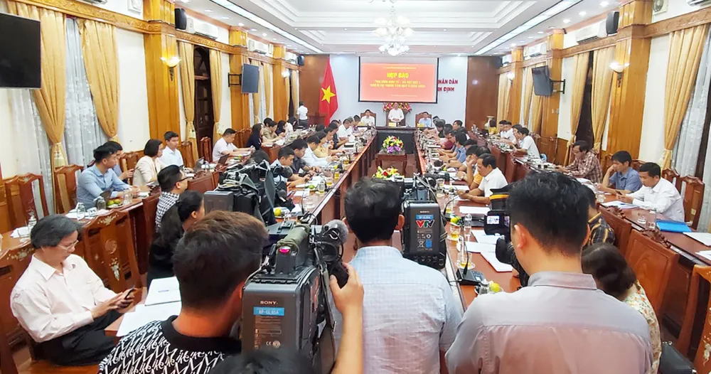 Lãnh đạo tỉnh Bình Định trả lời báo chí tại cuộc họp báo
