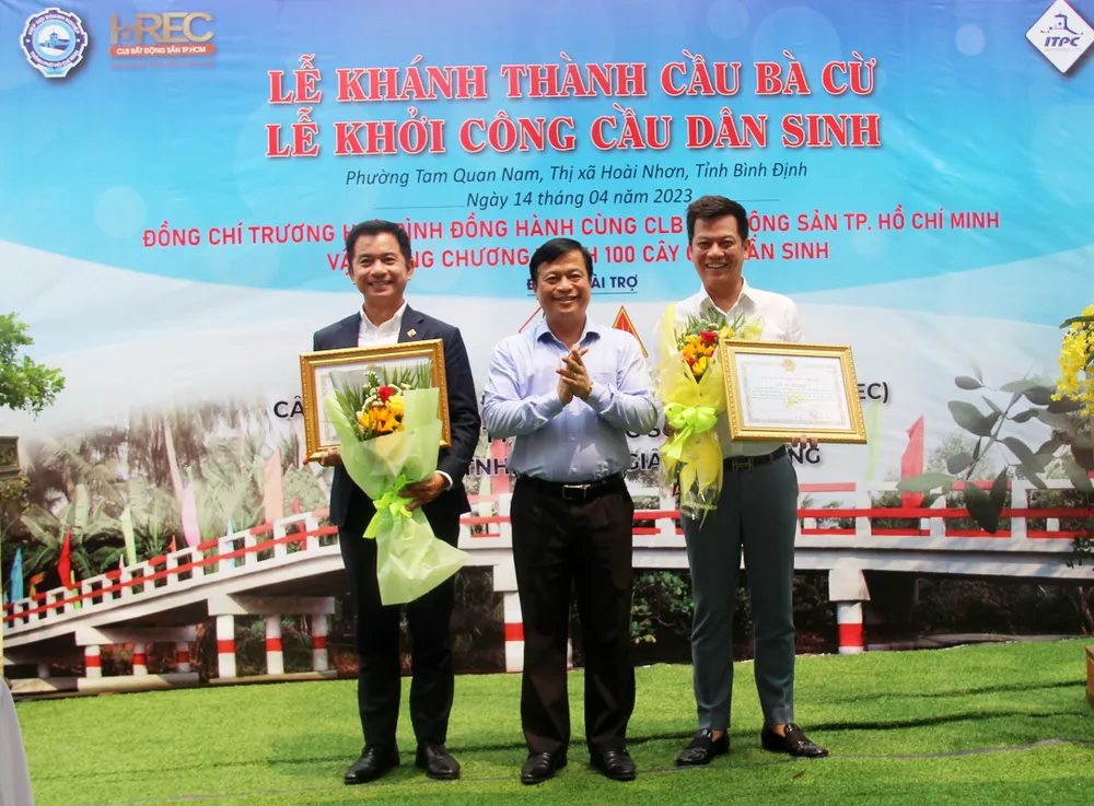 Lãnh đạo UBND tỉnh Bình Định tặng bằng khen cho các đơn vị từ thiện