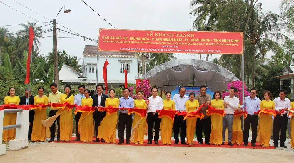 Cắt băng khánh thành cầu bà Cừ