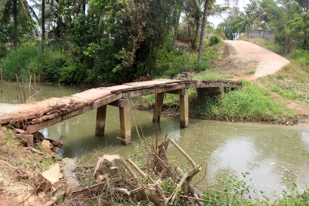 Cây cầu cũ đã bị xuống cấp nghiêm trọng