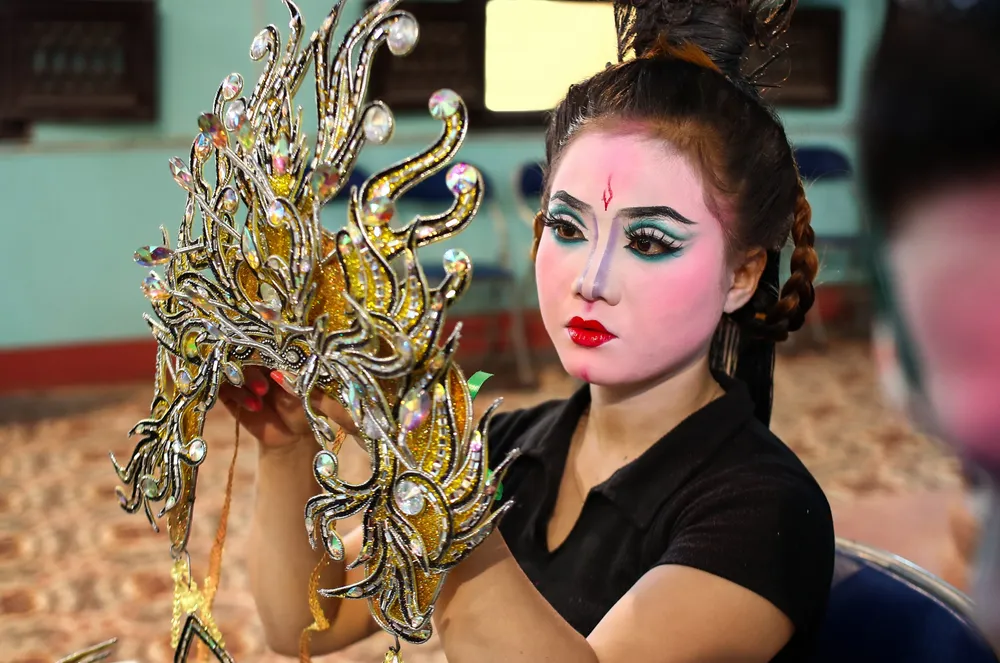 Nghệ sĩ hát tuồng trang điểm duyên dáng trong ngày hội. Tác giả: NGUYỄN DŨNG