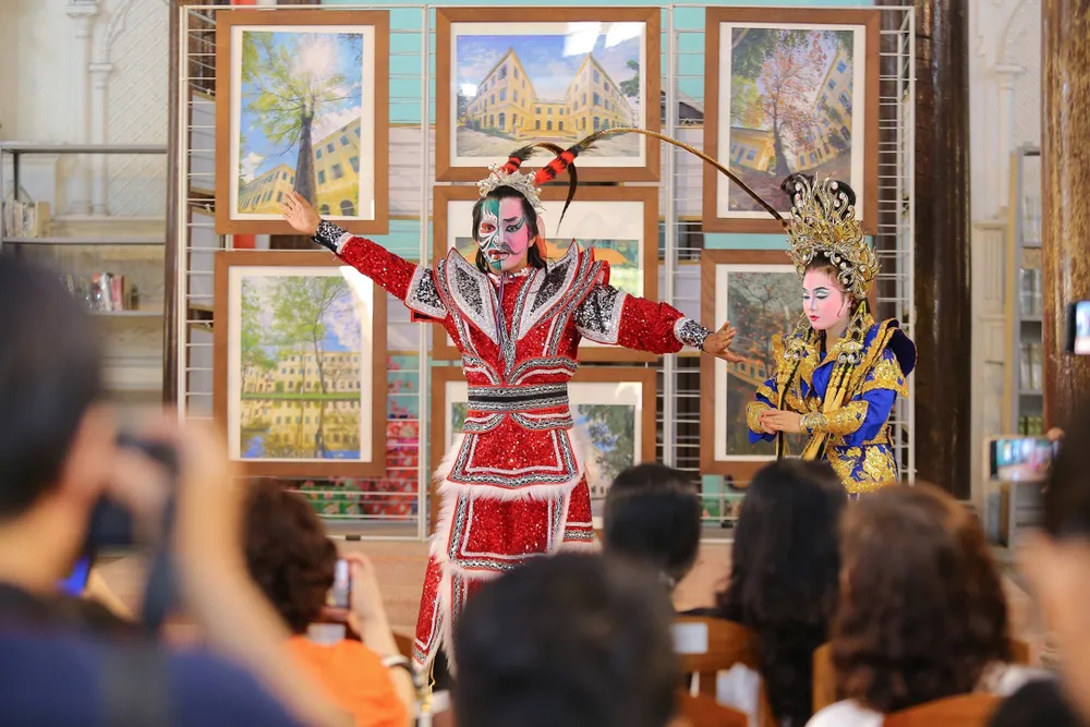 Tiết mục biểu diễn của các nghệ sĩ tuồng tại ngày hội