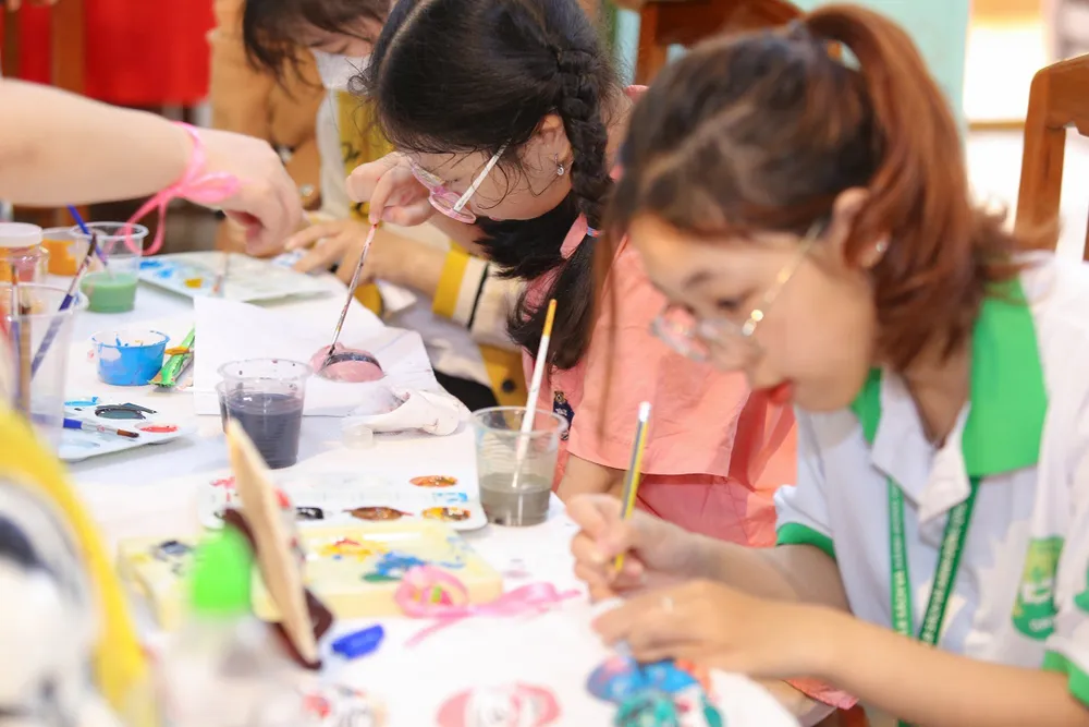 Bạn trẻ tham gia vẽ mặt nạ tuồng tại ngày hội