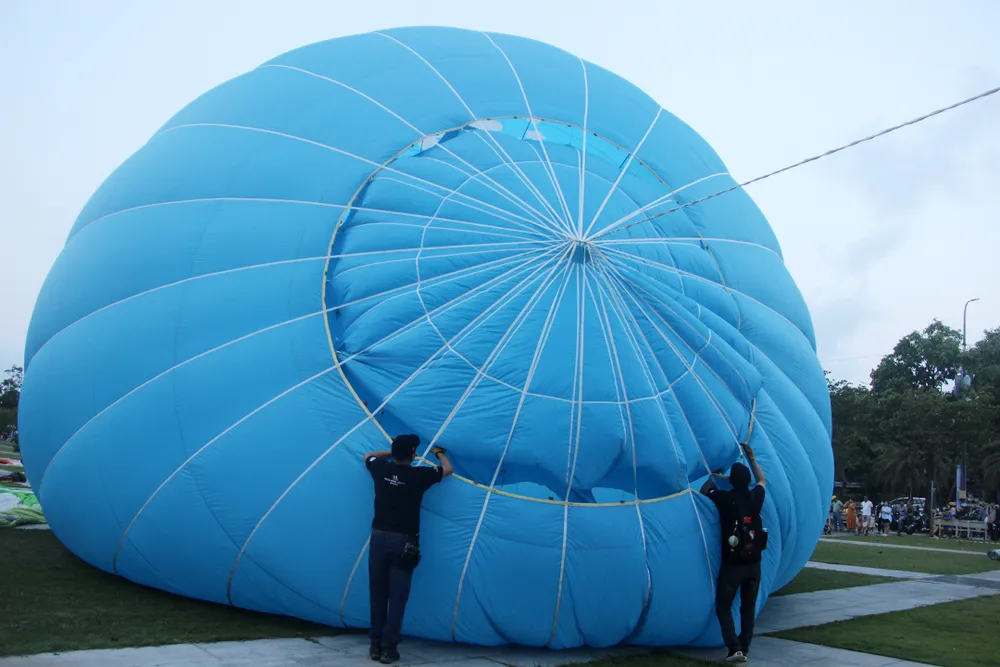 Kỹ thuật đang xử lý các khinh khí cầu tại lễ khai mạc. Ảnh: NGỌC OAI Kỹ thuật đang xử lý các khinh khí cầu tại lễ khai mạc. Ảnh: NGỌC OAI