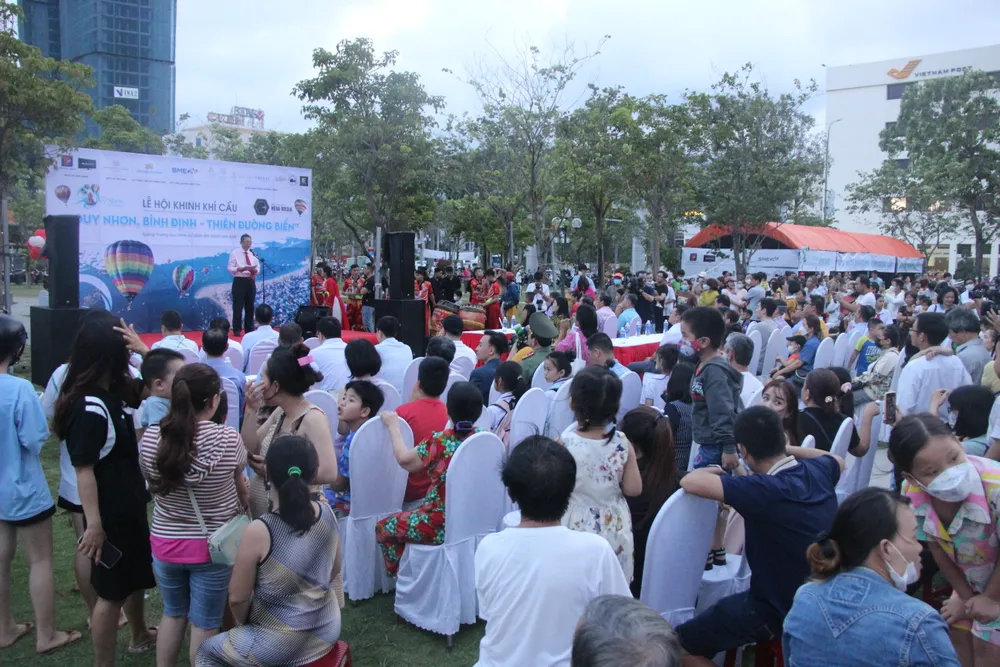 Rất đông người dân đến tham dự lễ khai mạc. Ảnh: NGỌC OAI Rất đông người dân đến tham dự lễ khai mạc. Ảnh: NGỌC OAI