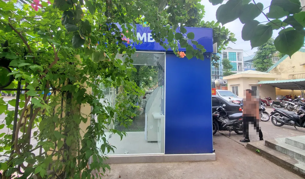 Trụ ATM chiếm nhiều không gian trụ sở UBND phường Trần Hưng Đạo