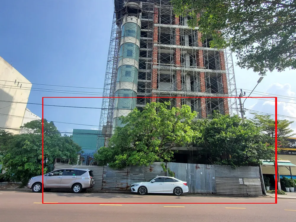 Lô cốt chiếm dụng vỉa hè người đi bộ hàng chục mét đường Lê Đức Thọ