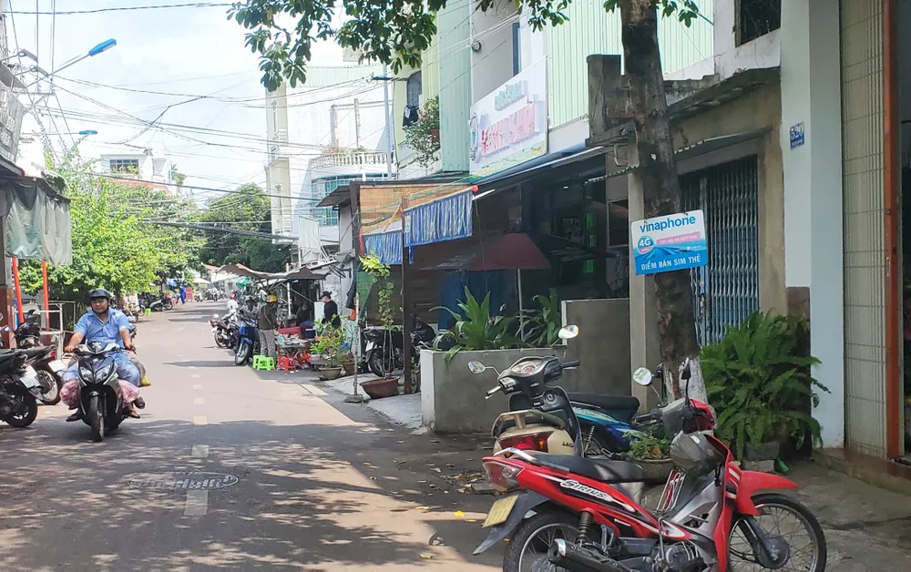 Công trình, vật kiến trúc, hàng quán tràn lấn đường Bạch Đằng, phường Trần Hưng Đạo