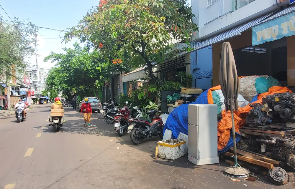 Vỉa hè người đi bộ bị chiếm dụng kéo dài ở đường Bạch Đằng