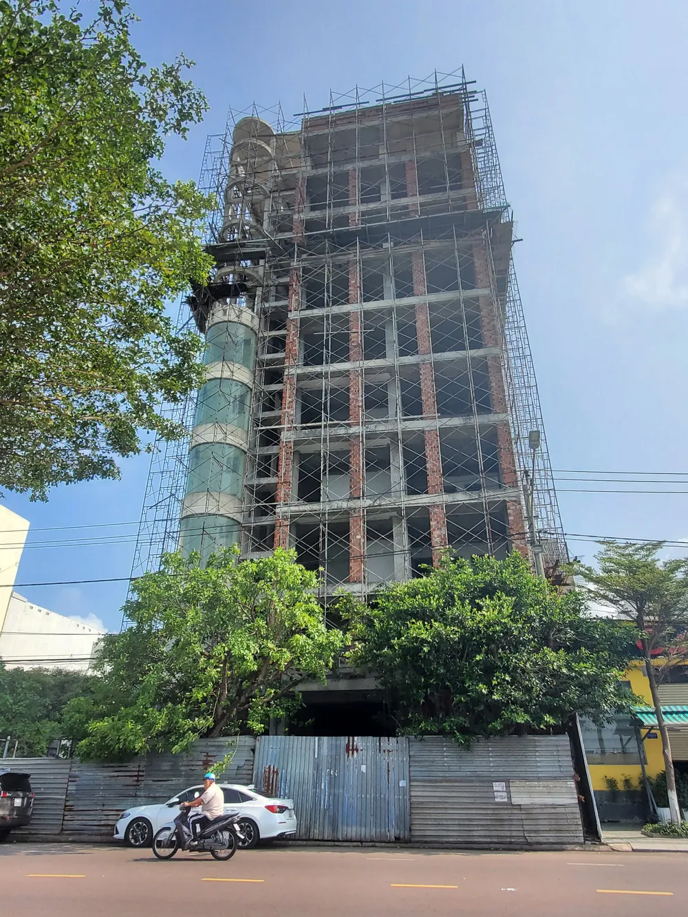 &quot;Lô cốt&quot; của công trình khách sạn chiếm hàng chục mét vỉa hè đường Lê Đức Thọ, TP Quy Nhơn