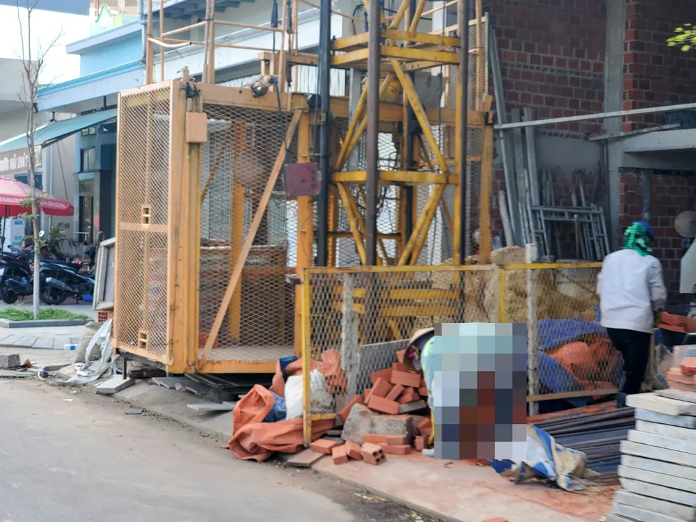 &quot;Lô cốt&quot; xây dựng công trình chiếm dụng cả vỉa hè người đi bộ