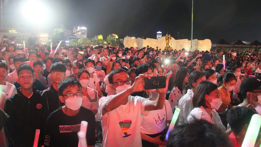 Người dân, bạn trẻ thích thú với các tiết mục nghệ thuật Người dân, bạn trẻ thích thú với các tiết mục nghệ thuật