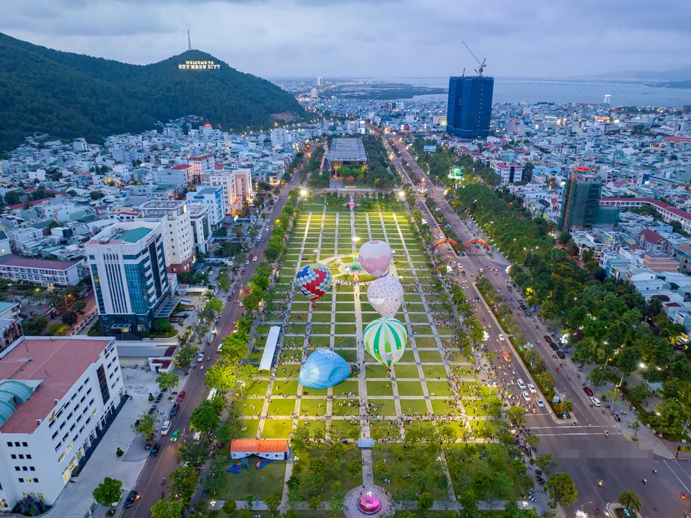 Lễ hội khinh khí cầu quảng trường TP Quy Nhơn thu hút rất đông du khách, người dân. Ảnh: DŨNG NHÂN Lễ hội khinh khí cầu quảng trường TP Quy Nhơn thu hút rất đông du khách, người dân. Ảnh: DŨNG NHÂN