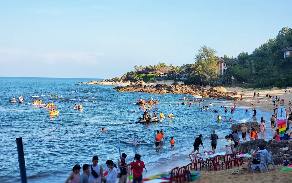 Du khách đổ đến làng biển Bãi Xếp (TP Quy Nhơn) rất đông để tắm biển, thưởng thức hải sản làng chài. Ảnh: NGỌC OAI Du khách đổ đến làng biển Bãi Xếp (TP Quy Nhơn) rất đông để tắm biển, thưởng thức hải sản làng chài. Ảnh: NGỌC OAI