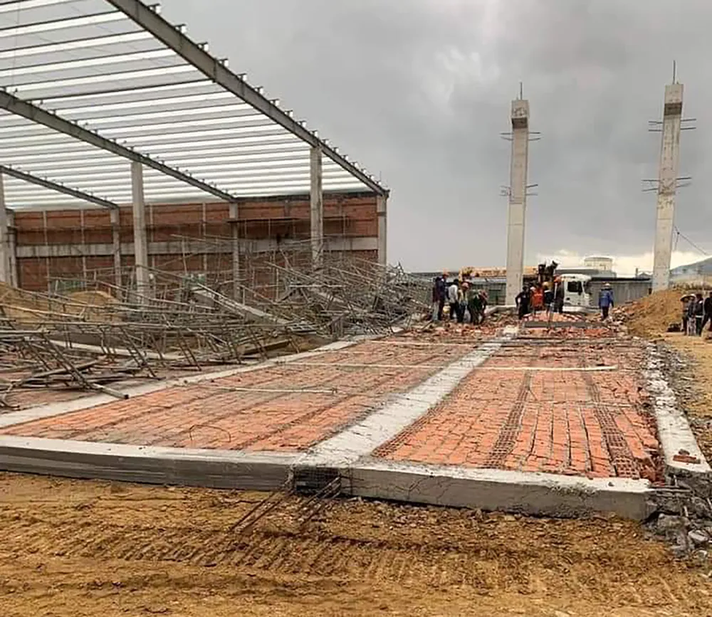 Bức tường bị sập khiến 11 công nhân thương vong, 1 người chạy thoát ở KCN Nhơn Hòa hồi tháng 9-2022.