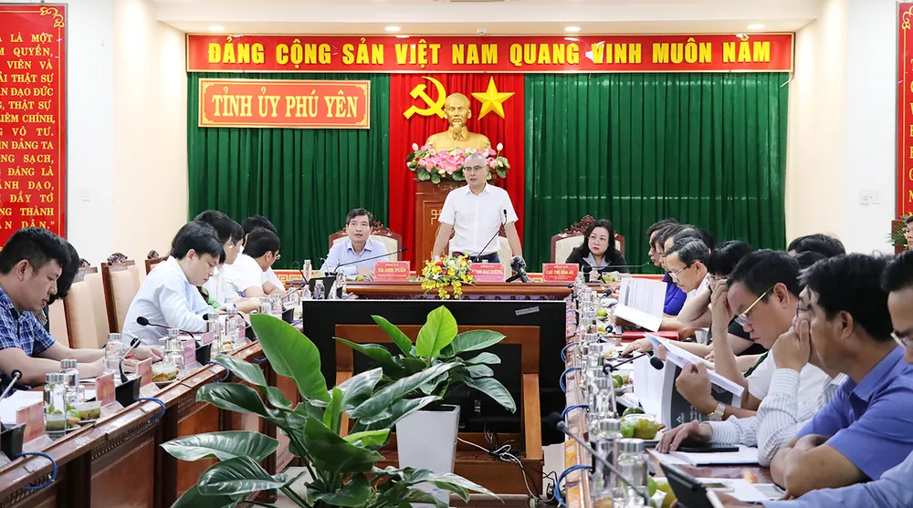 Lãnh đạo Tỉnh ủy Phú Yên điều hành tại hội nghị