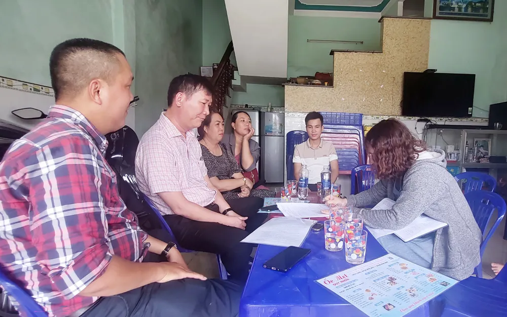 Tổ kiểm tra liên ngành làm việc với chủ quán O.M. Tổ kiểm tra liên ngành làm việc với chủ quán O.M.