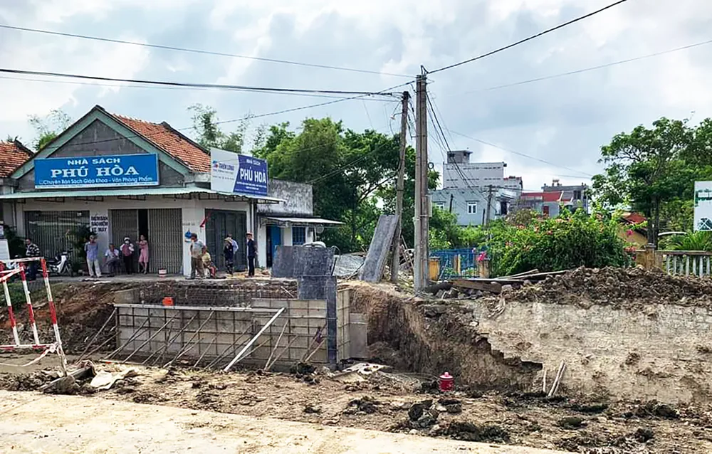 Hiện trường vụ tai nạn sụt lở đất công trình. Ảnh: MINH HẰNG