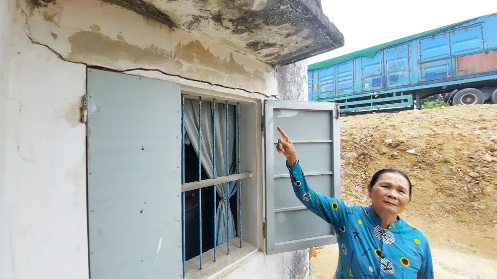 Bà Trần Thị Xuân (70 tuổi, vợ ông Kính) lo lắng vì nhà đang rạn nứt, nguy cơ sập trong mùa mưa lũ